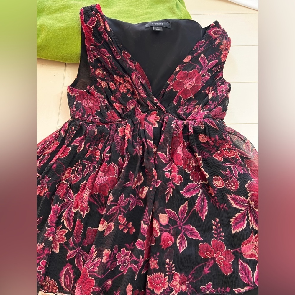 Silk Express beautiful floral flowy tank top size small